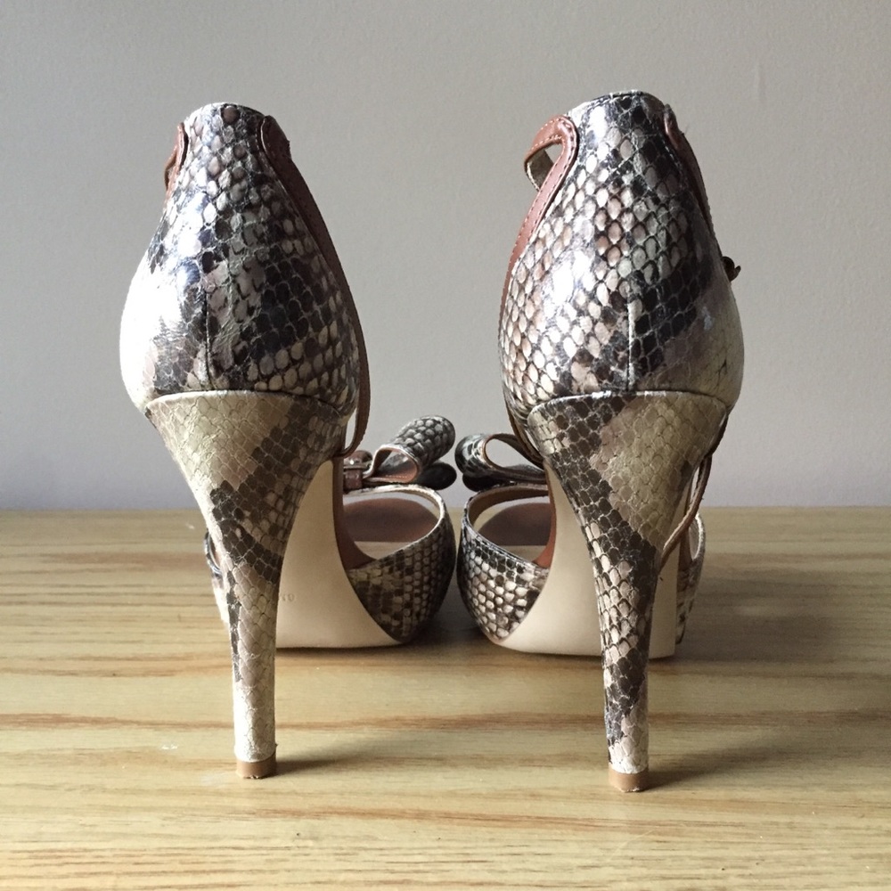 💫? GUESS ?💫 Faux Snake Skin Pumps - Picture 4 of 7